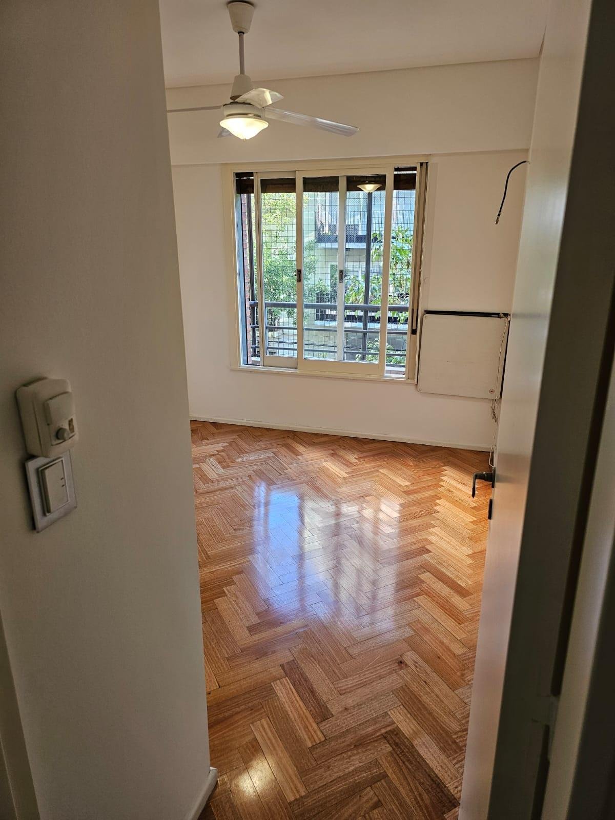 ALQ 3 AMB AL FRENTE CON BALCON EN ALMAGRO