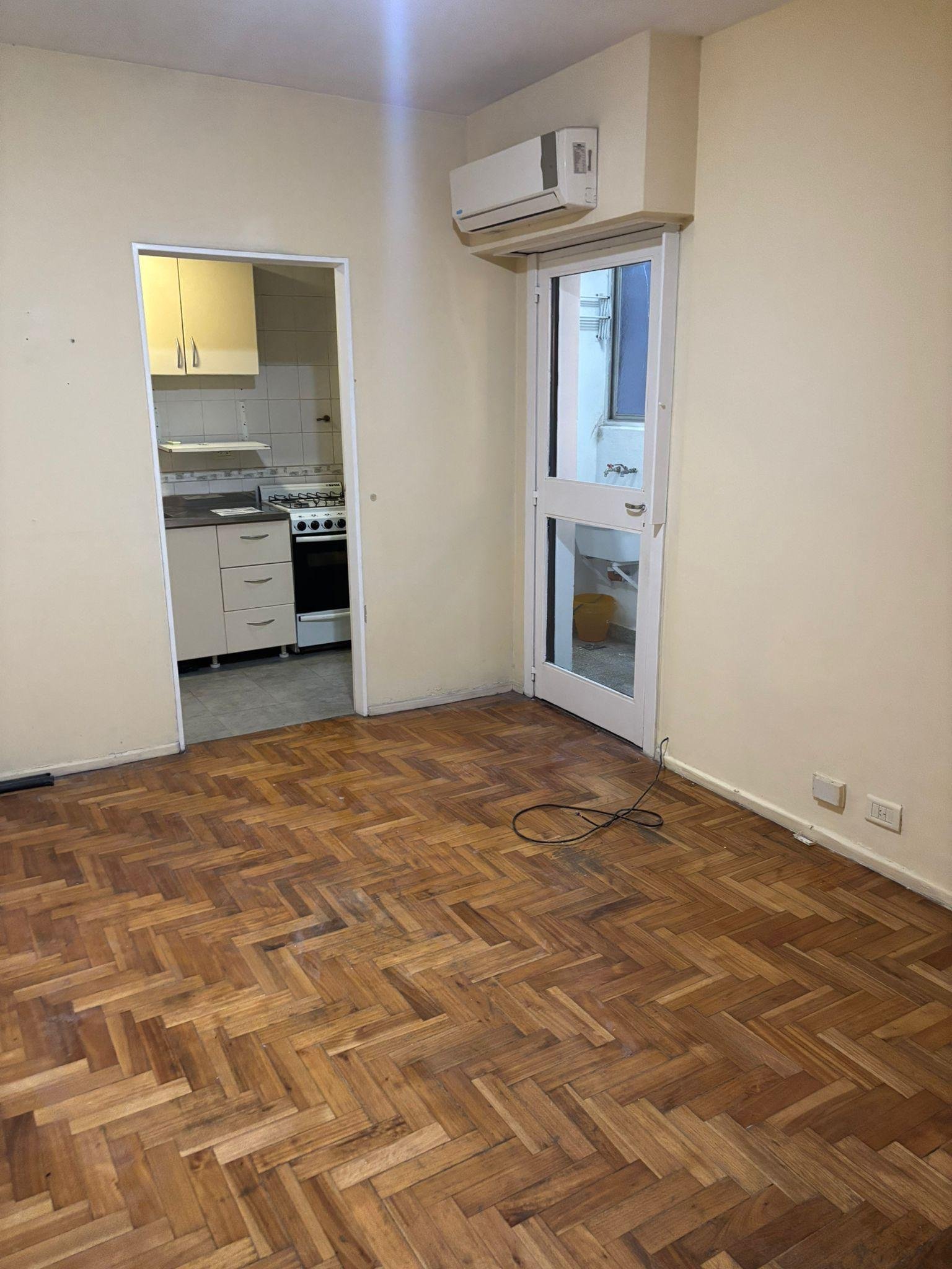 ALQ 2 AMB AL LATERAL EN RECOLETA